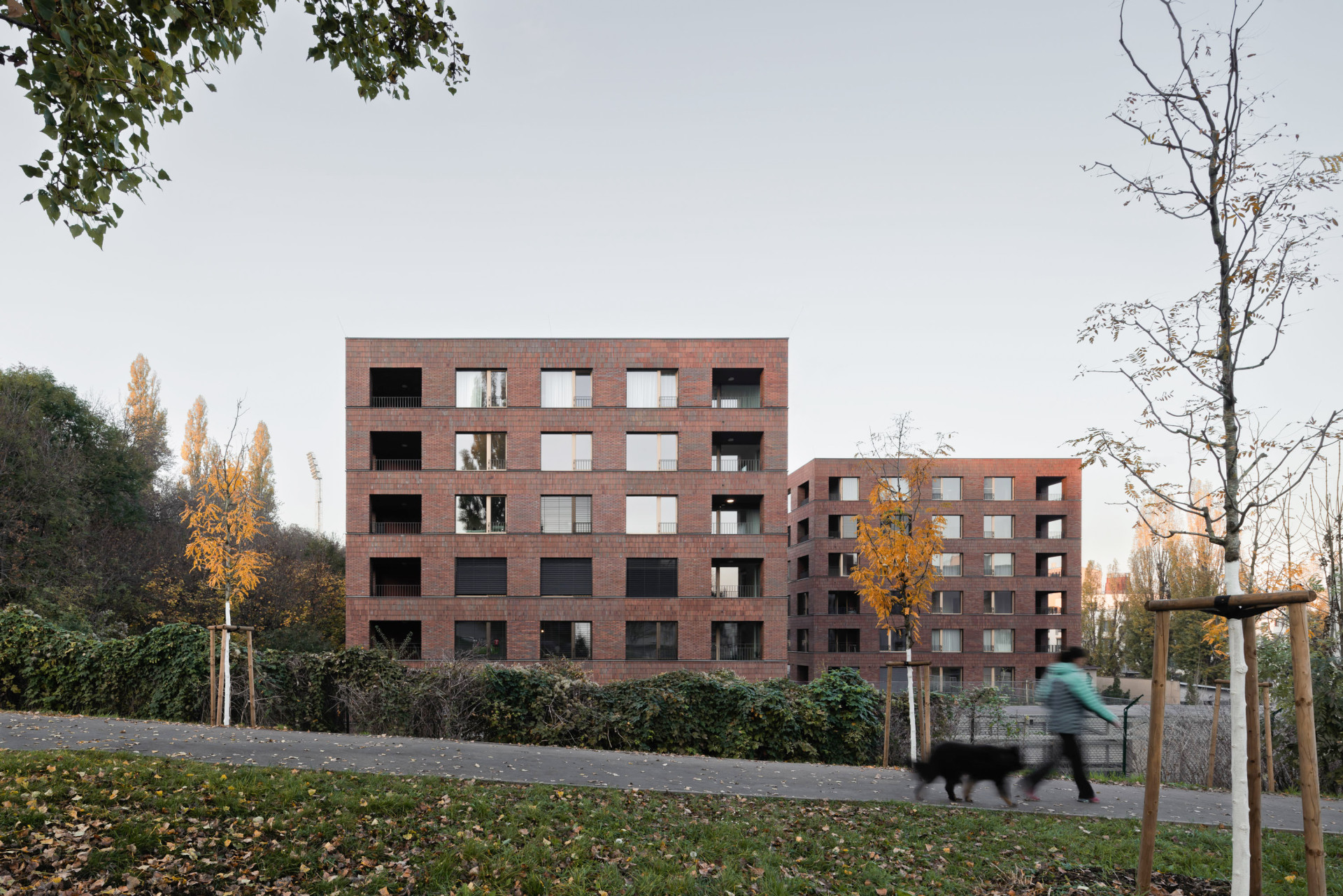 Rezidence Juliska jsou tři domy od studia bod archiekti. Dokazují, že i komerční development může přinášet solidní architekturu.
