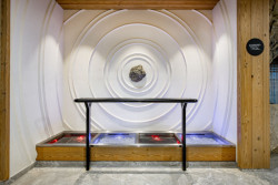 Komerční wellness v Resortu Aldrov: Designový Kneippův chodník v saunové zóně