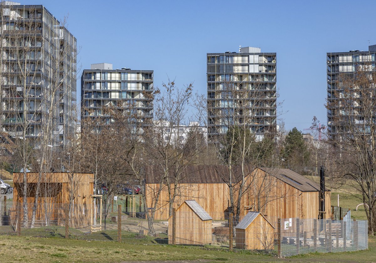 V dohlednu je také soubor bytových domů Central Park. (Lesní třída Větvíci na Žižkově od ateliérů Terra Florida a Jasné)
