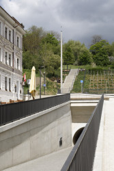 Na náměstí ústí tunel pro pěší a cyklisty, který vede z Karlína na Žižkov. (Tachovské náměstí v Praze, OVA)