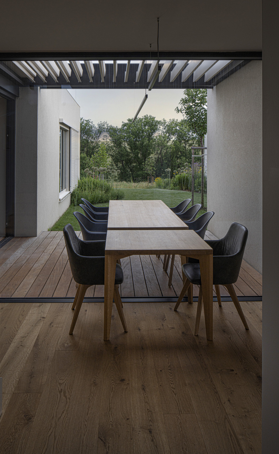 Malý stůl uvnitř navazuje na velký venku. Drobný vtip, který má zdůraznit prostupnost domu zevnitř ven. (A69 architekti, rodinný dům ve Slivenci)