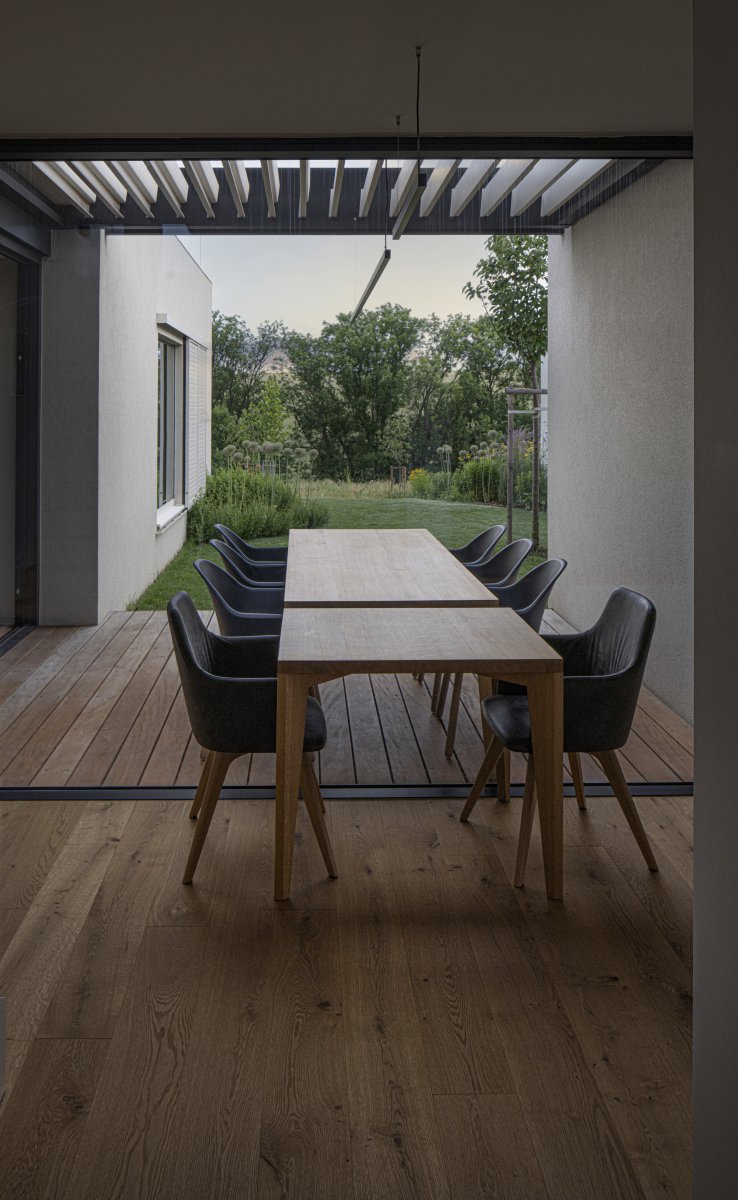 Malý stůl uvnitř navazuje na velký venku. Drobný vtip, který má zdůraznit prostupnost domu zevnitř ven. (A69 architekti, rodinný dům ve Slivenci)