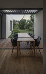 Malý stůl uvnitř navazuje na velký venku. Drobný vtip, který má zdůraznit prostupnost domu zevnitř ven. (A69 architekti, rodinný dům ve Slivenci)