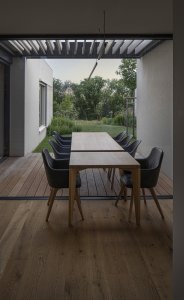 Malý stůl uvnitř navazuje na velký venku. Drobný vtip, který má zdůraznit prostupnost domu zevnitř ven. (A69 architekti, rodinný dům ve Slivenci)