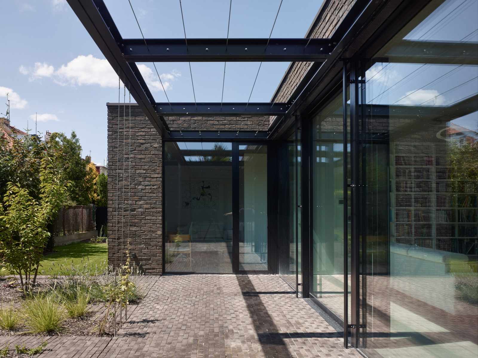 Dům v Řepích je střídmý a skládá se ze za sebe strádaných kubických hmot. (Rodinný dům v Řepích, Stempel & Tesař architekti)