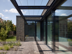 Dům v Řepích je střídmý a skládá se ze za sebe strádaných kubických hmot. (Rodinný dům v Řepích, Stempel & Tesař architekti)