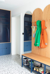 Potkává se tu překližka s perforovaným plechem. (Interiér domu v Lysolajích, Amulet architekti)