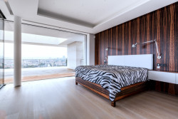 Podle návrhu ateliéru Kareš Arch vznikla další neofunkcionalistická vila nad Brnem s velkými prosklenými plochami