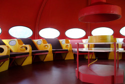 Původní interiér Futuro Housu využívaného jako restaurace ve Finsku.