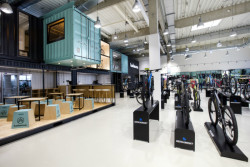 Kontejnerová stěna prodejny Kolovna, Hast Retail.