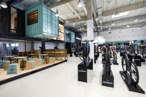 Kontejnerová stěna prodejny Kolovna, Hast Retail.