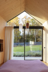 Rodinný dům na Pardubicku, Kvalitář: Severní část domu se větví na tři části, v každé je jedna ložnice, jejichž štítové stěny uzavírají velkoformátová okna