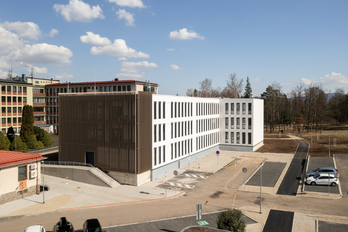 Pavilon se poskládaný ze 161 ocelových modulů řady M (Pavilon psychiatrie v Ostrově od KOMA MODULAR; interiéry petit atelier)