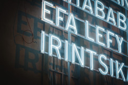 Světelný nápis na fasádě Kunsthalle Praha, Joël Andrianomearisoa