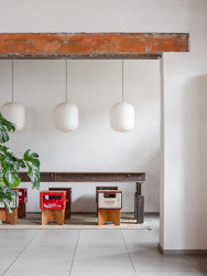 SOA architekti navrhli interiér vietnamské restaurace Pho King v nárožním domě v Popradě.