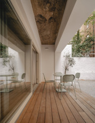 Terasa je shora krytá, aby poskytovala soukromí. (Byt ve vnitrobloku; BekArch)