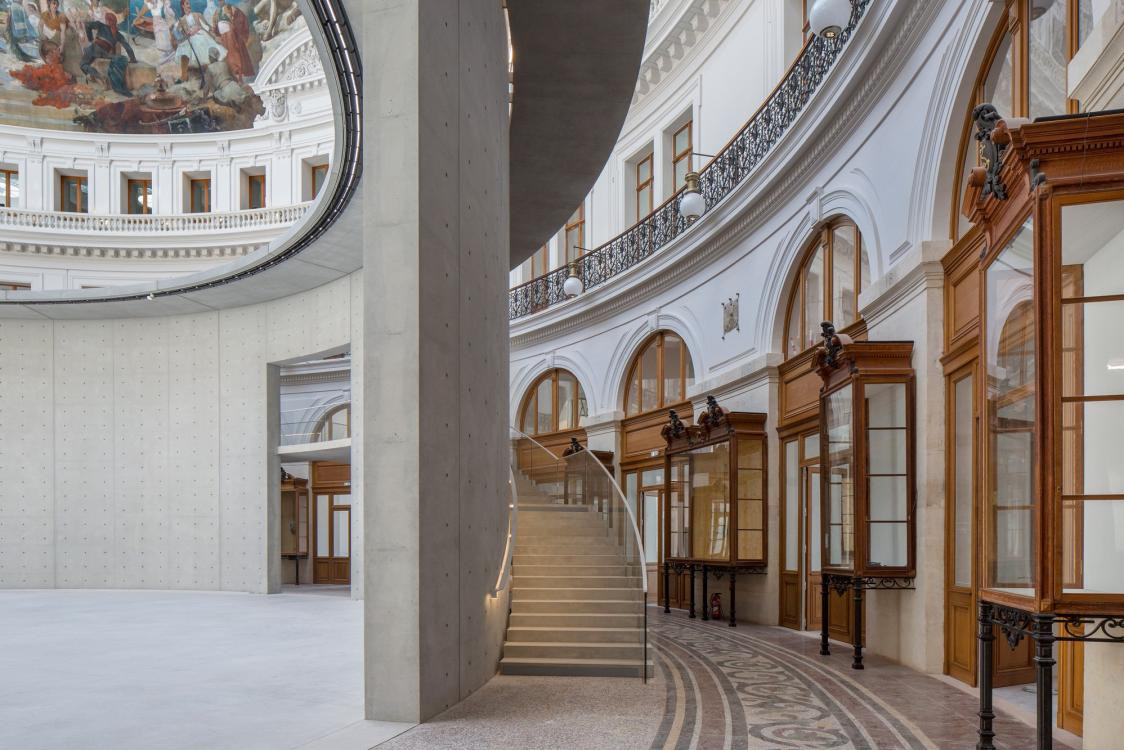 Japonský architekt Tadao Ando proměnil bývalou obilnou burzu v Paříži na galerii umění.