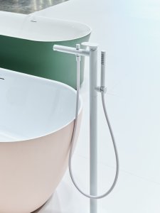 Česká společnost Ravak se prezentuje na milánském Salone del Mobile. Jejich ambientní, vizuálně atraktivní expozici navrhlo renomované autorské duo Vrtiška & Žák.