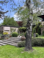 Jaroslav Fragner - Dům pro Jiřího Fragnera, 1938 - 1940. Zadní pohled ze zahrady s objektem původních slunečních hodin