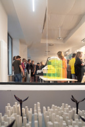 Do 13. října 2023 bude v kreativním hubu KUMST k vidění výstava Široký perimetr architektury