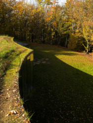 Škola z/lomu u Kamenné Lhoty, a69: Na střeše roste tráva, stala se tak součástí povrchu