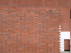 Budova Centrálních polytechnických dílen s Galerií města Pardubic v areálu Winternitzových automatických mlýnů v Pardubicích od ateliéru Šépka architekti