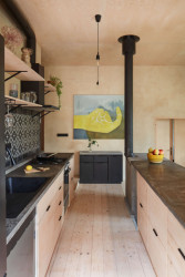 Z kuchyně se člověk dívá dolu na jídelní stůl.