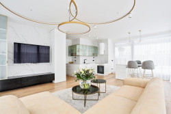 Kombinace bílé a zlaté působí harmonicky a dodává místu punc luxusu.