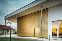 Pavilon hudební školy v rakouském Buchkirchenu s hliníkovou fasádou