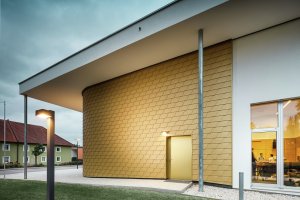 Pavilon hudební školy v rakouském Buchkirchenu s hliníkovou fasádou