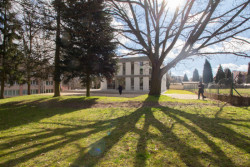 Objekt byl postavený jako typizovaná stavba současně se sousedními paneláky.