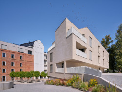 Novostavba v popřední, v pozadí silo. (mar.s architects, obnova Žitného mlýna v Boršově nad Vltavou)