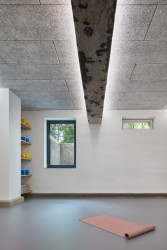 Osvětlení je tady opět nepřímé, podél průvlaků se táhnou LED pásky. (Quis Yoga Studio v Praze-Petřinách, MENU architekti)