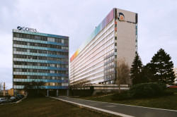 Původně měla ve Vršovicích sloužit sektoru energetiky, nakonec ale místo i projekt převzaly podniky zahraničního obchodu Chemapol a Investa – v šedesátých letech rychle rostoucí a prosperující. Velmi jim vyhovoval navržený koncept areálu složeného ze tří objektů. Nejvyšší horizontální budovu naplnila administrativa, krychlová připadla vedení a v nejnižší čtyřpatrové hmotě fungovalo mechanizační středisko.