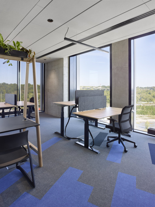 Výškově nastavitelný stůl s paravány SETUP od PROFIL NÁBYTEK