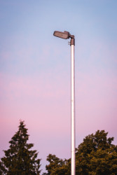 Veřejné osvětlení STREETLIGHT AREA je designová a úsporná náhrada pouličních lamp se sodíkovými výbojkami