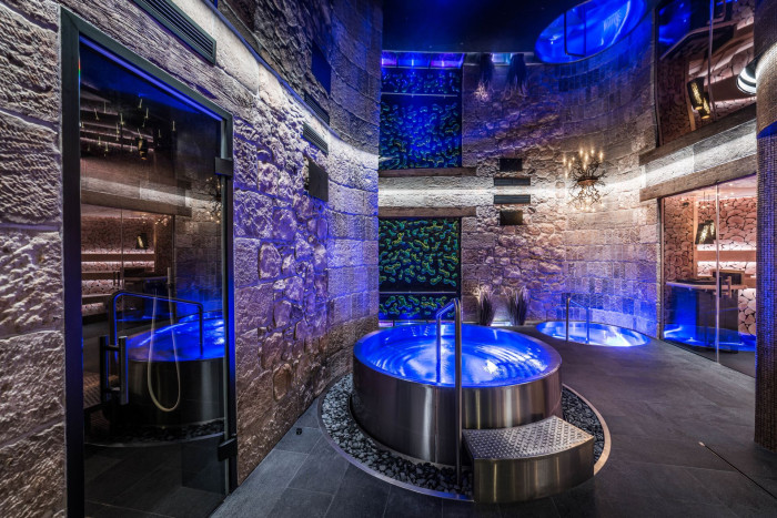 Kruhová nerezová vířivka a ochlazovací bazének pro resort Kovárna v Českém ráji