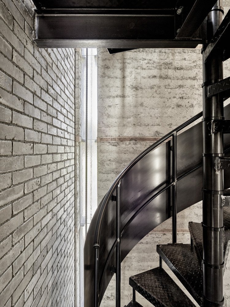 Uvnitř věže (věž v Chamsu, Bolthauser Architekten a další)