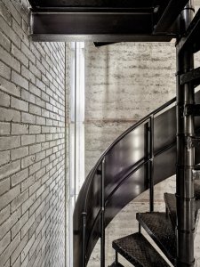 Uvnitř věže (věž v Chamsu, Bolthauser Architekten a další)