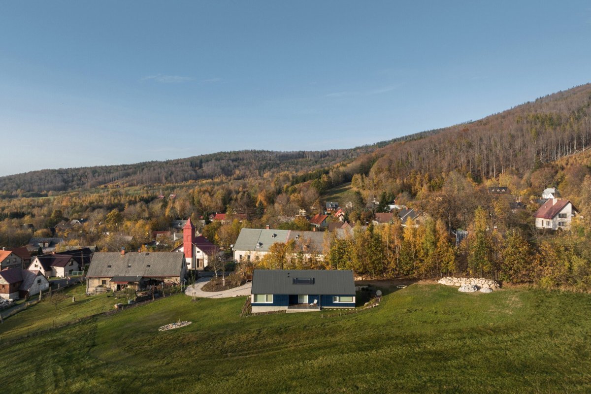 Chata v Jizerských horách, Markéta Cajthamlová, Architektonická projekční kancelář: Podlouhlé objekty završené sedlovou střechou s širokým rozponem jsou k vidění i v jejím blízkém okolí