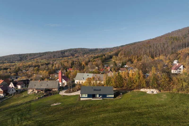 Chata v Jizerských horách, Markéta Cajthamlová, Architektonická projekční kancelář: Podlouhlé objekty završené sedlovou střechou s širokým rozponem jsou k vidění i v jejím blízkém okolí