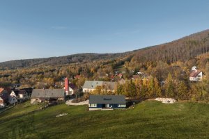 Chata v Jizerských horách, Markéta Cajthamlová, Architektonická projekční kancelář: Podlouhlé objekty završené sedlovou střechou s širokým rozponem jsou k vidění i v jejím blízkém okolí