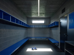 Pohled do šatny (Sportovní areál SK Planá, PROAM ARCHITEKTI)