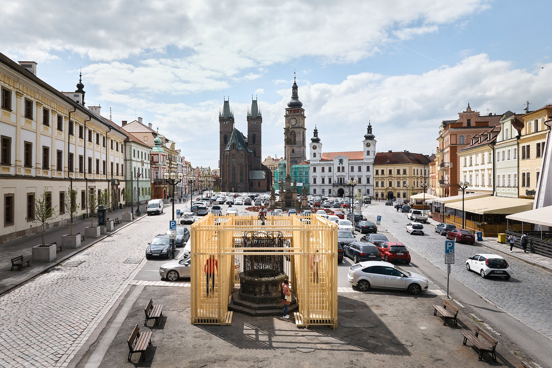 V Hradci Králové si připomínají 800 let od první zmínky o městě. Při té příležitosti vznikla kolem studny na náměstí dřevěná umělecká instalace.