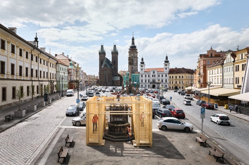 V Hradci Králové si připomínají 800 let od první zmínky o městě. Při té příležitosti vznikla kolem studny na náměstí dřevěná umělecká instalace.