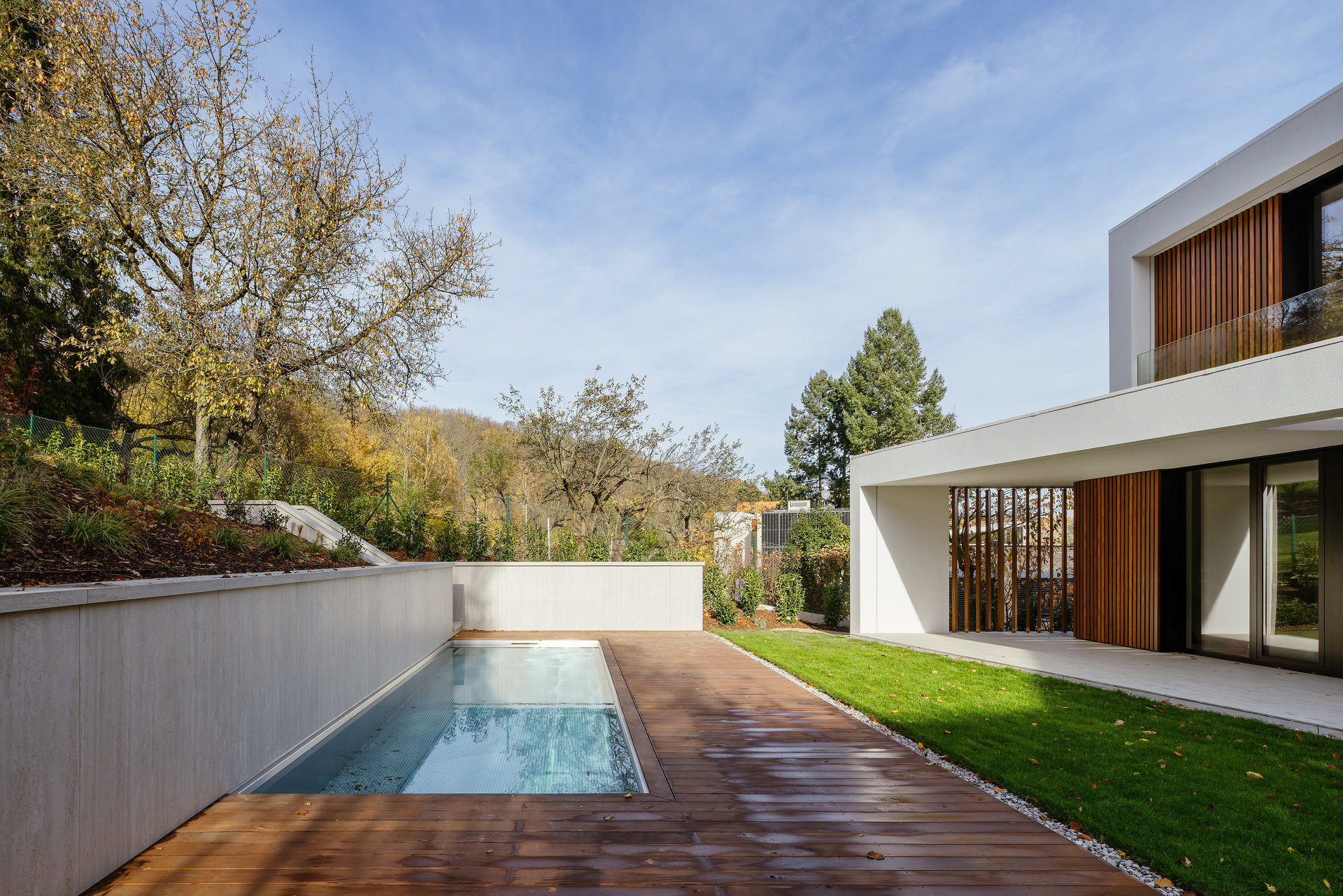 Nerezový bazén Imaginox v soukromí zahrady na severní straně domu  (Block House v Šáreckém údolí v Praze; Studio MA)