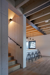 Výrazným charakterem interiéru je dřevěný trámový strop. (Chalupa Milada, studio ADR)