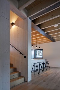 Výrazným charakterem interiéru je dřevěný trámový strop. (Chalupa Milada, studio ADR)