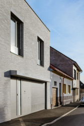 Pohled z ulice (RD v Benešově; Ateliér VAS)