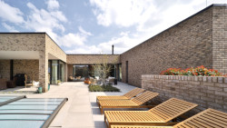 Bungalov s šedivým cihelným páskem na fasádě. Ten je podle majitelů pěkný i praktický na údržbu.